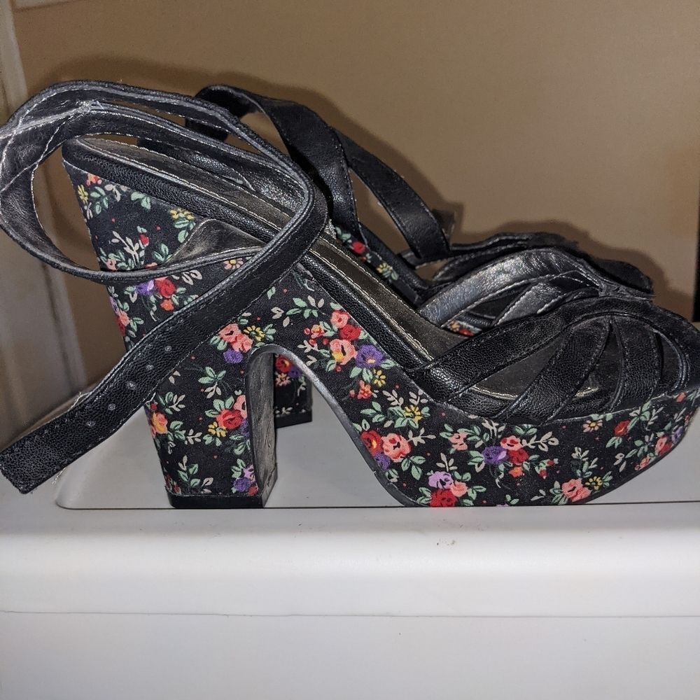 R2 Black flower high heels sandals Size 6.5 - 7